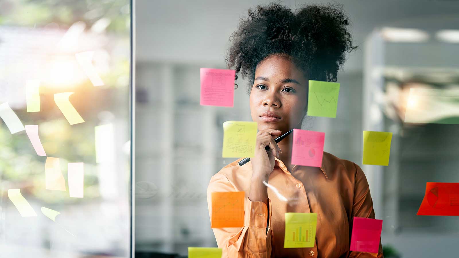 Coach-reading-sticky-notes_561678103